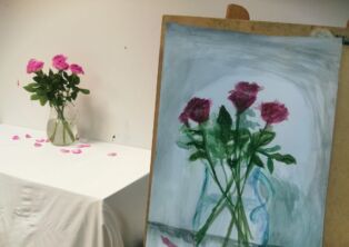 Zdjęcie: Lekcja sztuki. Róże w szklanym wazonie
